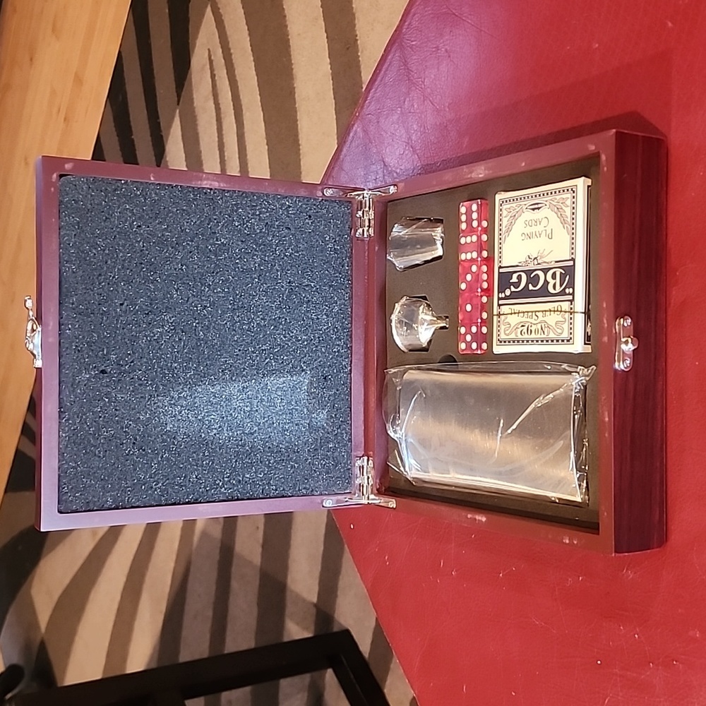 NIB Gambler's Flask Gift Set with Flask, shot glass, cards & dice - Picture 2 of 5